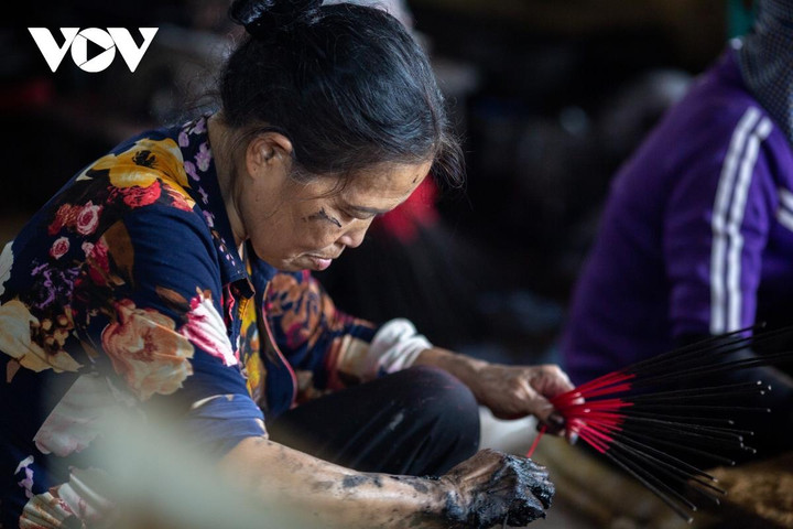 Cảnh tất bật ở làng làm hương khổng lồ Hải Dương ngày cận Tết - 16