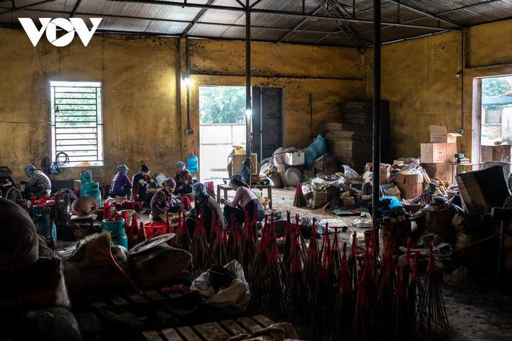 Cảnh tất bật ở làng làm hương khổng lồ Hải Dương ngày cận Tết - 1