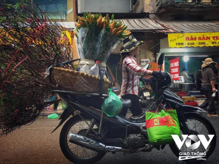 Những chiếc xe hoa chở mùa xuân trên phố Hà Nội ngày giáp Tết - 6