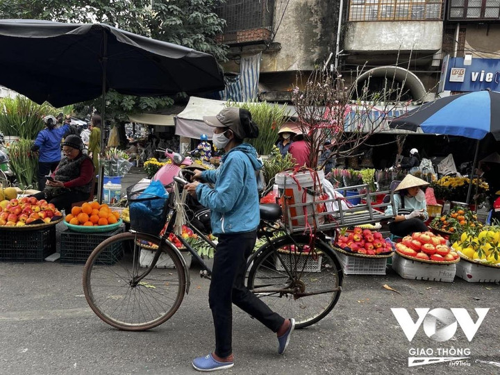 Những chiếc xe hoa chở mùa xuân trên phố Hà Nội ngày giáp Tết - 8