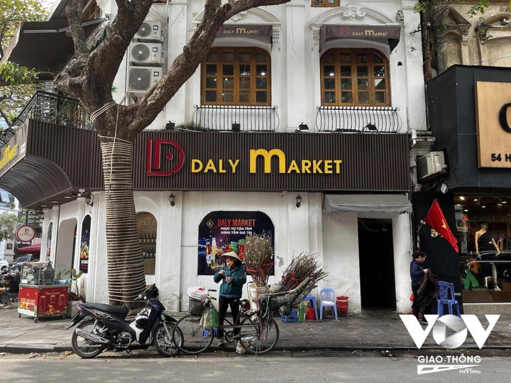 Những chiếc xe hoa chở mùa xuân trên phố Hà Nội ngày giáp Tết - 5