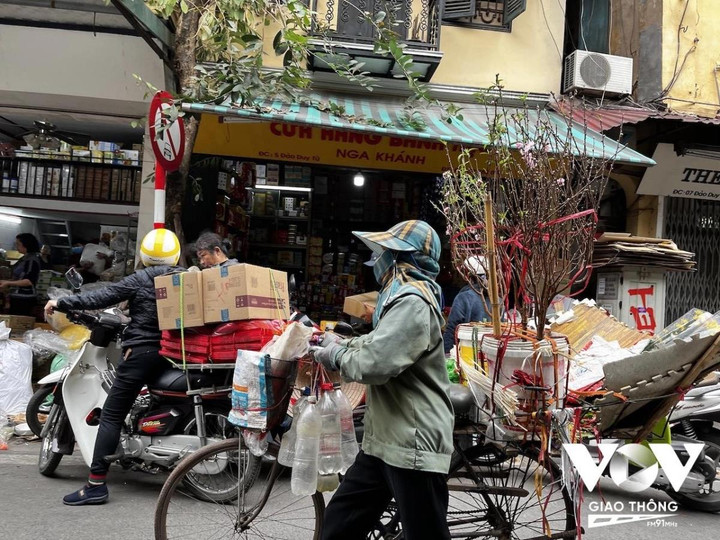 Những chiếc xe hoa chở mùa xuân trên phố Hà Nội ngày giáp Tết - 9
