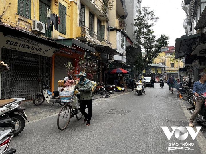 Những chiếc xe hoa chở mùa xuân trên phố Hà Nội ngày giáp Tết - 10