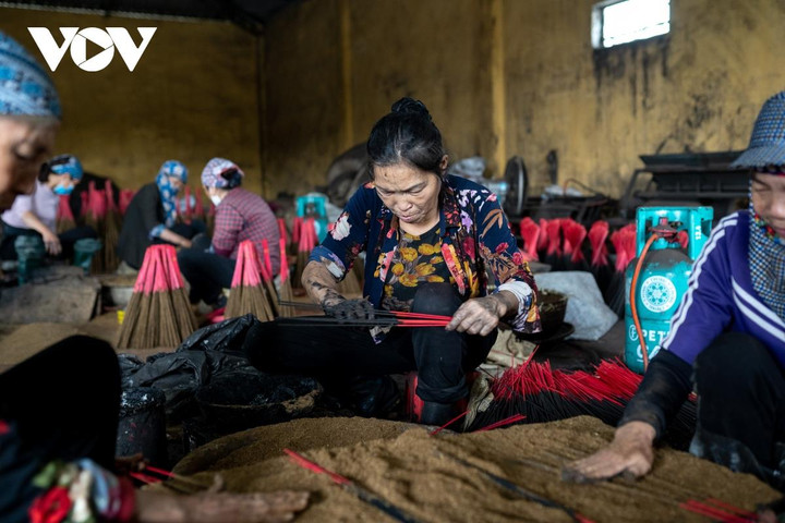 Cảnh tất bật ở làng làm hương khổng lồ Hải Dương ngày cận Tết - 3