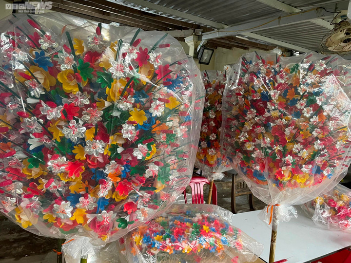 Rực rỡ sắc màu Tết tại làng nghề hoa giấy hơn 300 tuổi ở cố đô Huế - 1