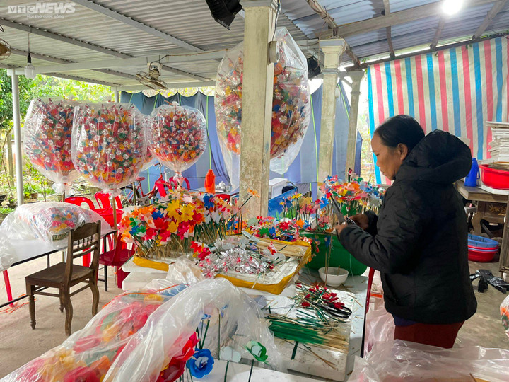 Rực rỡ sắc màu Tết tại làng nghề hoa giấy hơn 300 tuổi ở cố đô Huế - 3