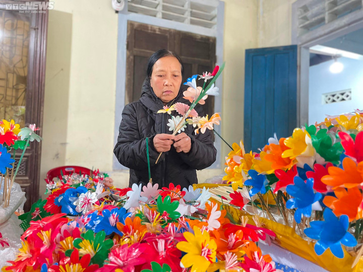 Rực rỡ sắc màu Tết tại làng nghề hoa giấy hơn 300 tuổi ở cố đô Huế - 4