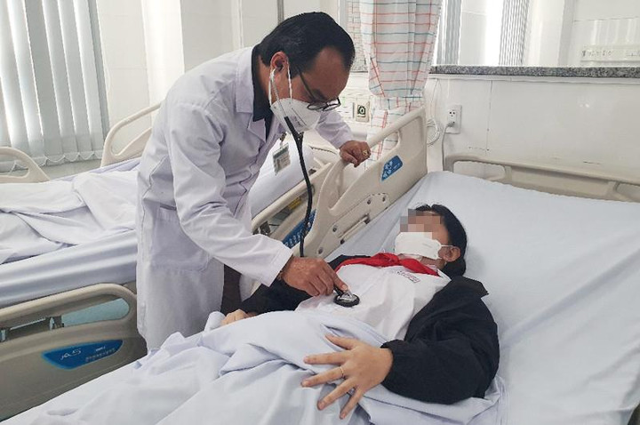 Ăn gà rán, uống trà sữa liên hoan tại lớp, gần 20 học sinh nhập viện - 1