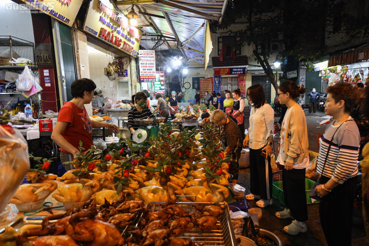 Khách cúng ông Công ông Táo 2023, chợ 'nhà giàu' Hà Nội tấp nập từ tờ mờ sáng - 2