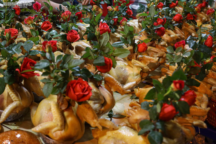 Khách cúng ông Công ông Táo 2023, chợ 'nhà giàu' Hà Nội tấp nập từ tờ mờ sáng - 3