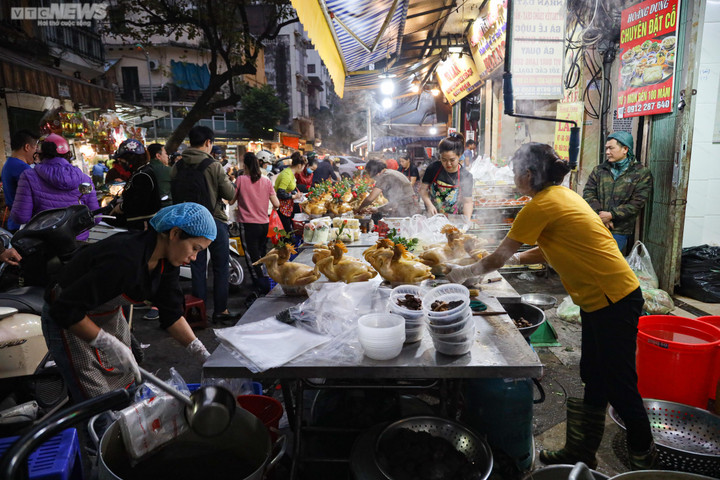 Khách cúng ông Công ông Táo 2023, chợ 'nhà giàu' Hà Nội tấp nập từ tờ mờ sáng - 5