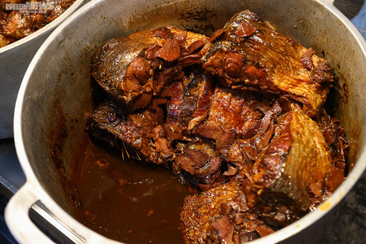 Khách cúng ông Công ông Táo 2023, chợ 'nhà giàu' Hà Nội tấp nập từ tờ mờ sáng - 8