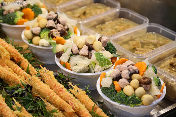 Khách cúng ông Công ông Táo 2023, chợ 'nhà giàu' Hà Nội tấp nập từ tờ mờ sáng - 9