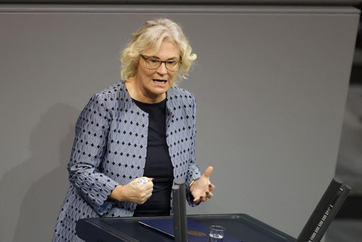 Bộ trưởng Quốc phòng Đức có kế hoạch từ chức sau những phát biểu 'thảm họa' - 1