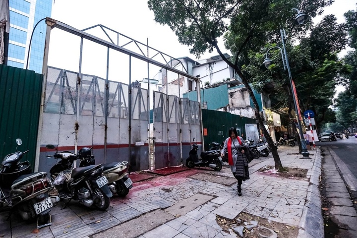 Cựu Phó chánh văn phòng Sở ở Hà Nội bị cáo buộc chiếm đoạt 3 lô 'đất vàng' - 1