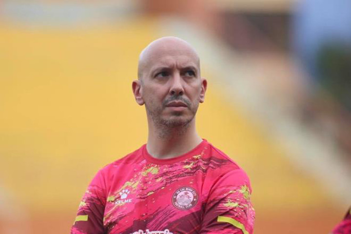 Thành viên ban huấn luyện Thái Lan khiêu khích phóng viên Việt Nam - 1