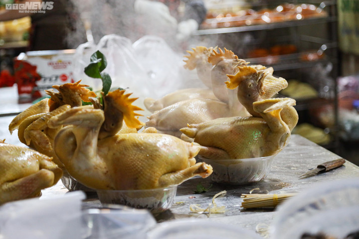 Khách cúng ông Công ông Táo 2023, chợ 'nhà giàu' Hà Nội tấp nập từ tờ mờ sáng - 4