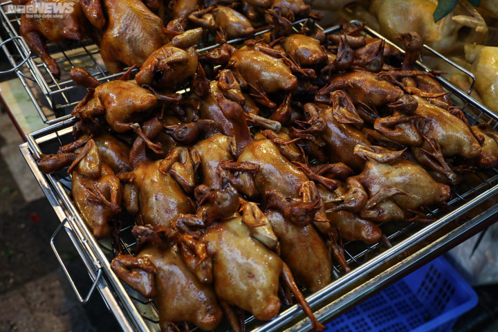 Khách cúng ông Công ông Táo 2023, chợ 'nhà giàu' Hà Nội tấp nập từ tờ mờ sáng - 7