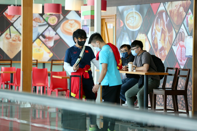 HLV Park Hang Seo lộ nét buồn trong ngày đội tuyển Việt Nam sang Thái Lan - 6