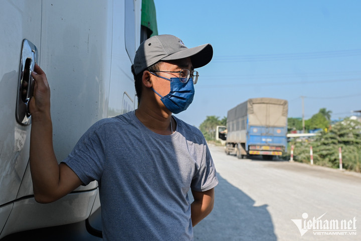 Người Hà Nội sang tỉnh lân cận đăng kiểm vẫn không thoát cảnh chờ 10 tiếng - 12