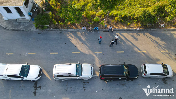 Người Hà Nội sang tỉnh lân cận đăng kiểm vẫn không thoát cảnh chờ 10 tiếng - 10