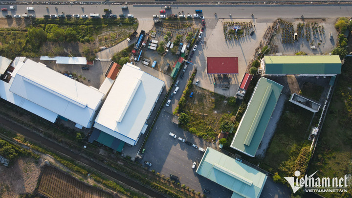 Người Hà Nội sang tỉnh lân cận đăng kiểm vẫn không thoát cảnh chờ 10 tiếng - 1