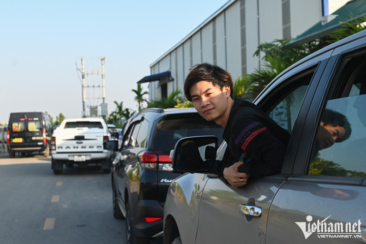 Người Hà Nội sang tỉnh lân cận đăng kiểm vẫn không thoát cảnh chờ 10 tiếng - 8