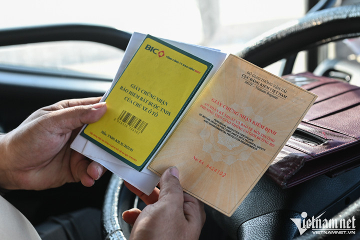 Người Hà Nội sang tỉnh lân cận đăng kiểm vẫn không thoát cảnh chờ 10 tiếng - 14