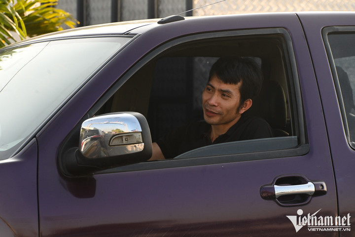 Người Hà Nội sang tỉnh lân cận đăng kiểm vẫn không thoát cảnh chờ 10 tiếng - 6