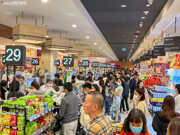 Hà Nội: Biển người đổ về siêu thị mua sắm Tết - 16