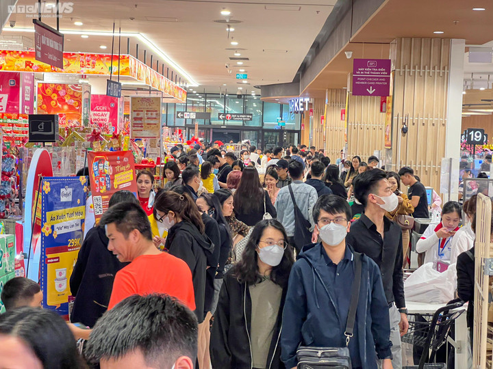 Hà Nội: Biển người đổ về siêu thị mua sắm Tết - 11