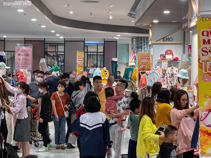 Hà Nội: Biển người đổ về siêu thị mua sắm Tết - 13