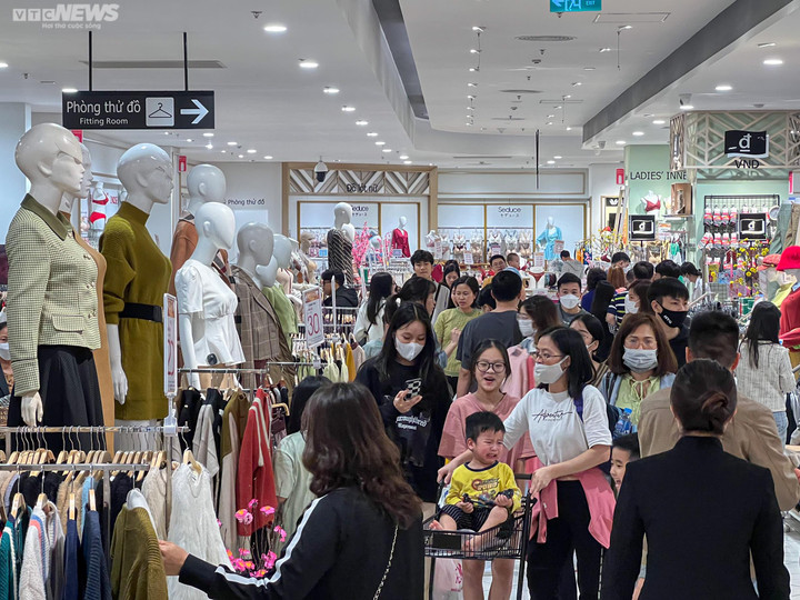 Hà Nội: Biển người đổ về siêu thị mua sắm Tết - 15