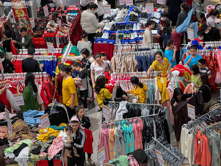 Hà Nội: Biển người đổ về siêu thị mua sắm Tết - 14