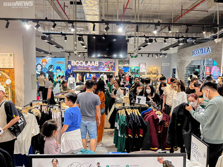 Hà Nội: Biển người đổ về siêu thị mua sắm Tết - 12