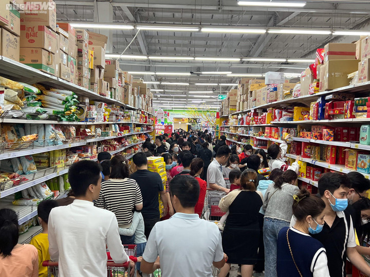 Hà Nội: Biển người đổ về siêu thị mua sắm Tết - 6