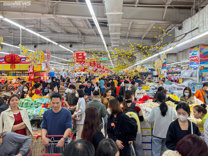 Hà Nội: Biển người đổ về siêu thị mua sắm Tết - 5