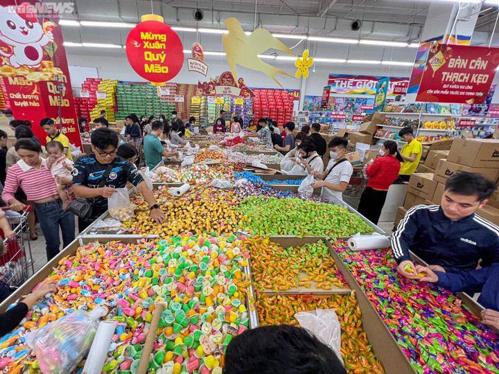 Hà Nội: Biển người đổ về siêu thị mua sắm Tết - 7