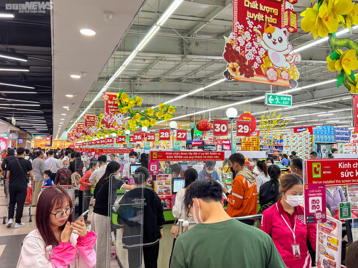 Hà Nội: Biển người đổ về siêu thị mua sắm Tết - 4