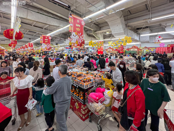 Hà Nội: Biển người đổ về siêu thị mua sắm Tết - 2