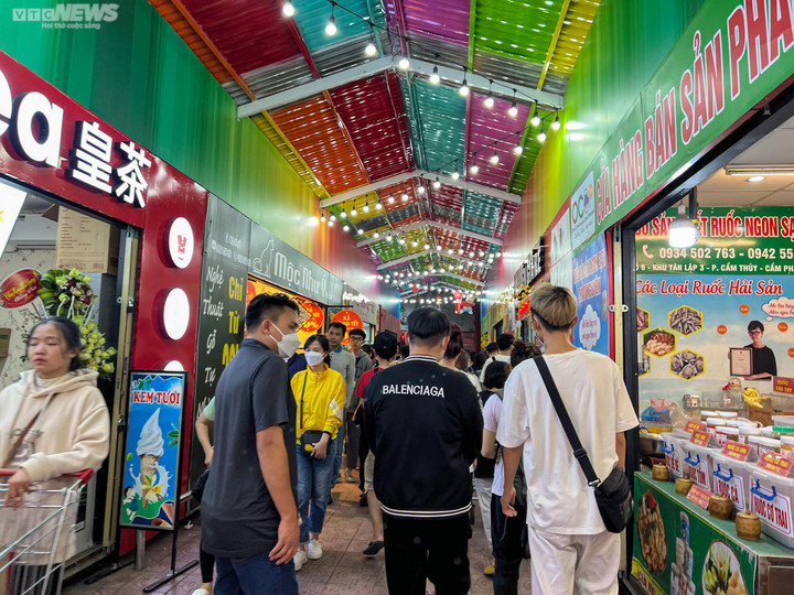 Hà Nội: Biển người đổ về siêu thị mua sắm Tết - 3