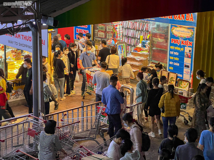 Hà Nội: Biển người đổ về siêu thị mua sắm Tết - 1