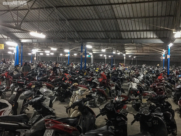 Hà Nội: Biển người đổ về siêu thị mua sắm Tết - 10