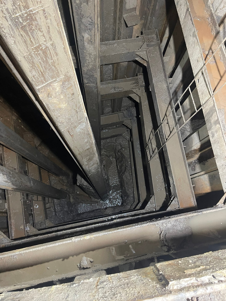 Bé trai lọt xuống trụ bê tông sâu 35m ở Đồng Tháp: Tiếp tục đào đến độ sâu 20m - 1