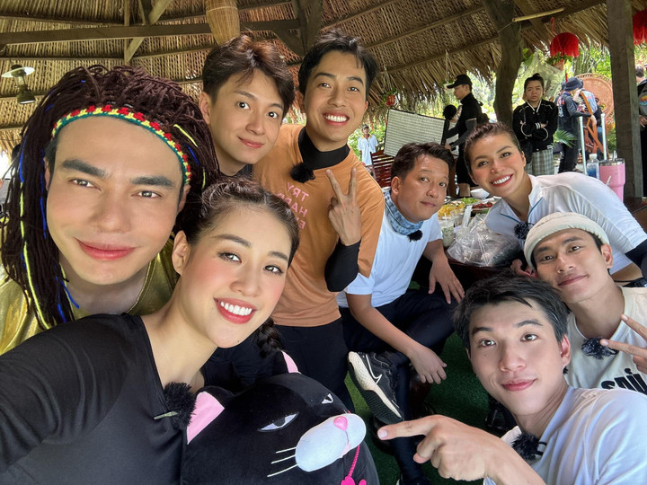 Sao Việt 17/1: Vân Dung nhí nhảnh bên bố, Thanh Duy khác lạ khi giả gái - 3