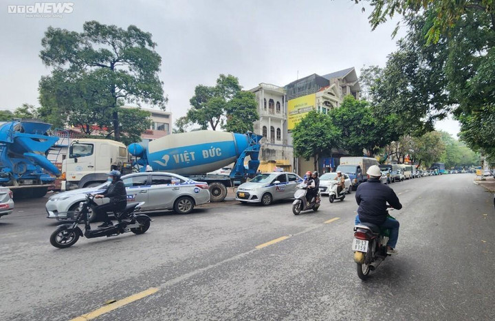 Trung tâm đăng kiểm ở Bắc Ninh quá tải, tài xế xếp hàng từ 3h sáng chờ tới lượt - 1