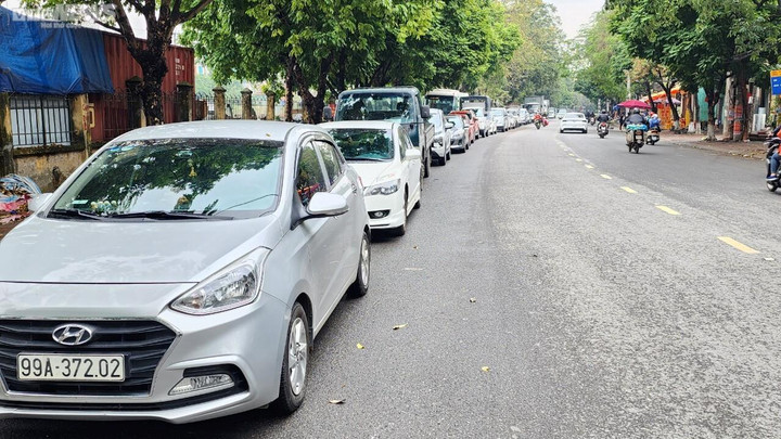 Trung tâm đăng kiểm ở Bắc Ninh quá tải, tài xế xếp hàng từ 3h sáng chờ tới lượt - 3