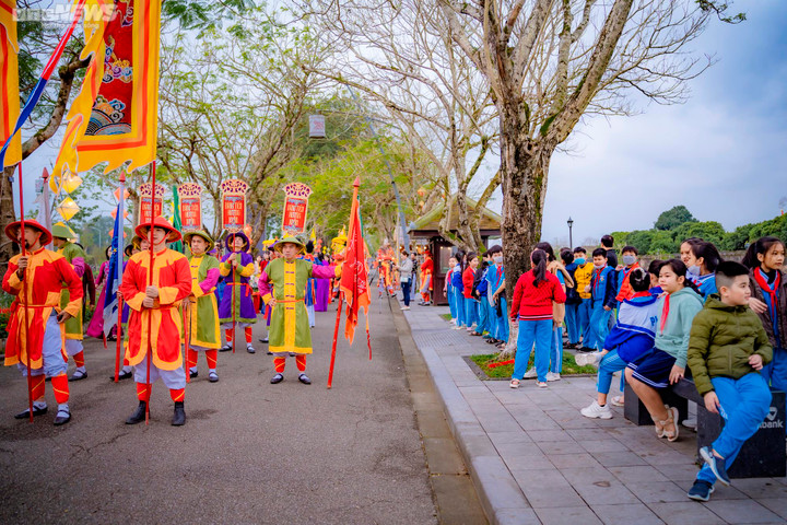 Lạ mắt lễ tái hiện nghi thức 'Tiến vua' trong hoàng cung nhà Nguyễn ngày cận Tết - 4