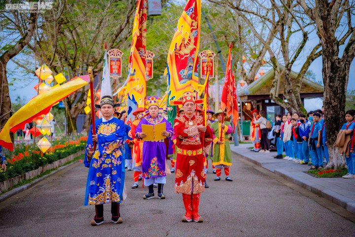 Lạ mắt lễ tái hiện nghi thức 'Tiến vua' trong hoàng cung nhà Nguyễn ngày cận Tết - 1