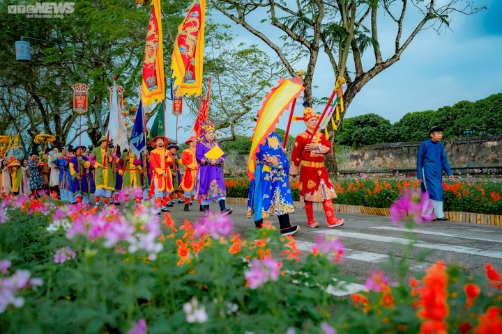 Lạ mắt lễ tái hiện nghi thức 'Tiến vua' trong hoàng cung nhà Nguyễn ngày cận Tết - 2
